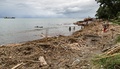洪水で流されたがれきがたまったソロモン諸島の首都ホニアラ（Honiara）近くの海岸（2014年4月5日撮影）。(c)AFP/WORLD VISION/RACHEL SKEATES