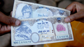 2007年10月2日、ネパールのカトマンズ（Kathmandu）で撮影された新500ルピー（約900円）札。(c)AFP/PRAKASH MATHEMA