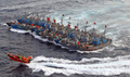 韓国沖の黄海（Yellow Sea）で21日、違法操業中に韓国海洋警察庁による取り締まりを受けた中国漁船12隻が、船体を互いにロープで縛ってひとかたまりの大船団を作り上げ、逃走を図った。黄海の韓国の排他的経済水域（EEZ）では中国漁船による密漁が常態化しており、海洋警察庁によると過去1年に332隻を拿捕したという（2010年12月21日撮影）。(c)AFP/PARK YOUNG-CHUL