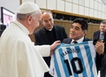親善試合で顔を合わせたサッカー元アルゼンチン代表のディエゴ・マラドーナ氏（右）とローマ・カトリック教会のフランシスコ教皇。オッセルバトーレ・ロマーノ提供（2014年9月1日撮影）。(c)AFP PHOTO / OSSERVATORE ROMANO