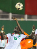 コートジボワールの首都アビジャン（Abidjan）で13日、同国代表とカメルーン代表がサッカーの親善試合で対戦した。同試合は3月29日、アビジャン（Abidjan）のフェリックス・ウフェボワニ・スタジアム（Felix Houphouet-Boigny Stadium）で開催されたマラウイとの2010年サッカーW杯南アフリカ大会（%%2010 World Cup%%）アフリカ最終予選で起きた将棋倒しにより亡くなった観客19人を追悼して行われた。試合は2-1でコートジボワール代表が勝利した。写真はコートジボワール代表のクマティアン・エマヌエル・コネ（%%Koumatien Emmanuel Kone%%）とボールを競るカメルーン代表のマルクス・モカケ（%%Marcus Mokake%%、左）。（2009年6月13日撮影）(c)AFP/KAMBOU SIA