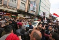 イラクの首都バグダッドで、イラン革命防衛隊のガセム・ソレイマニ司令官と人民動員隊のアブ・マフディ・ムハンディス副司令官の葬列に加わった人々（2020年1月4日撮影）。(c)AFP/SABAH ARAR