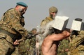 アルメニアの首都エレバン（Yerevan）郊外で開催された、アルメニア軍偵察部隊の結成記念日の祝賀行事で披露されたパフォーマンスで、頭上に置かれたブロックをたたき割られ、その衝撃に耐える兵士（2013年11月5日撮影）。(c)AFP/KAREN MINASYAN