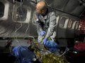 コロンビアのジャングルで見つかった子どもの健康状態を調べる兵士。空軍提供（2023年6月9日撮影・提供）。(c)AFP PHOTO / COLOMBIAN AIR FORCE