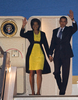 英ロンドン（London）郊外のスタンステッド（Stansted）空港から降り立つ、ミシェル（Michelle Obama）夫人と大統領専用機「エアフォースワン（Air Force One）」バラク・オバマ（Barack Obama）米大統領（2009年3月31日撮影）。(c)AFP/MANDEL NGAN