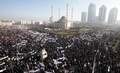 ロシア南部チェチェン（Chechnya）共和国の首都グロズヌイ（Grozny）で政府が主催した、フランス風刺画紙シャルリー・エブド（Charlie Hebdo）の最新号の表紙に対する抗議集会に参加するイスラム教徒（2015年1月19日撮影）。(c)AFP/YELENA FITKULINA