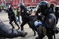 ロシア・モスクワ中心部で、拘束されるウクライナ侵攻に抗議するデモの参加者（2022年3月13日撮影）。(c)AFP