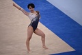 東京五輪、体操女子種目別ゆか決勝の演技に臨む村上茉愛（2021年8月2日撮影）。(c)Lionel BONAVENTURE/ AFP