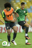 サッカーコンフェデレーションズカップ2013（Confederations Cup 2013）決勝のスペイン戦を控え、ブラジル代表が29日、決勝の舞台となるマラカナン・スタジアム（Maracana Stadium）で調整を行った。

調整に臨むブラジルのボンフィム・ダンテ（Dante Bonfim Costa Santos、左）とネイマール（Neymar da Silva Santos Junior、2013年6月29日撮影）。(c)AFP/LLUIS GENE