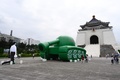 台湾・台北の中正紀念堂前に設置された、天安門事件で人民解放軍の戦車の前に立ちはだかったいわゆる「戦車男」をテーマにした台湾人アーティストのシェークさんの作品（2019年5月21日撮影）。(c)Sam YEH / AFP