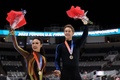 フィギュアスケート全米選手権、アイスダンス・フリーダンス（FD）。優勝し、観客に手を振るマディソン・チョーク（左）とエヴァン・ベイツ（2023年1月28日撮影）。(c)Ezra Shaw/Getty Images/AFP
