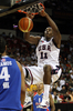 ダンクシュートを叩き込む米国のドワイト・ハワード（%%Dwight Howard%%）。(c)AFP/Getty Images Jamie Squire