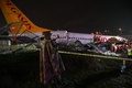 トルコ・イスタンブールのサビハ・ギョクチェン空港で、滑走路から外れたペガサス航空のボーイング737型旅客機で行われる救助活動（2020年2月5日撮影）。(c)Ozan KOSE / Demiroren News Agency (DHA) / AFP