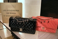 東京・銀座の「シャネル銀座（CHANEL）」にディスプレイされた5周年記念限定アイテム（2009年12月4日撮影）。(c)MODE PRESS