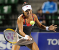 女子テニス、東レ・パンパシフィック・オープン（%%Toray Pan Pacific Open 2009%%）シングルス1回戦。クルム伊達公子（%%Kimiko Date Krumm%%、日本）は、アレクサンドラ・ウズニアッキ（%%Aleksandra Wozniak%%、カナダ）と対戦。クルム伊達は7-5、6-7、4-6で敗れ、初戦敗退となった。

　27日の韓国オープン（%%Hansol Korea Open 2009%%）シングルス決勝でアナベル・メディナ・ガリゲス（%%Anabel Medina Garrigues%%、スペイン）を下し、13年ぶりにツアー優勝を果たしたクルム伊達は、ウズニアッキに敗れ、39歳の誕生日を白星で飾ることができなかった。写真はボールを打ち返すクルム伊達公子。（2009年9月28日撮影）(c)AFP/Toru YAMANAKA