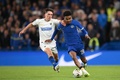 イングランド・フットボールリーグカップ2回戦、チェルシー対AFCウィンブルドン。AFCウィンブルドンのライアン・マクリーン（左）とボールを競るチェルシーのイアン・マートセン（2023年8月30日撮影）。(c)Daniel LEAL / AFP