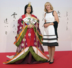 北海道洞爺湖サミット（G8 Hokkaido Toyako Summit）の初日、十二単（ひとえ）姿の女性と記念写真を撮影するローリーン・ハーパー（Laureen Harper）カナダ首相夫人（2008年7月7日撮影）。(c)AFP