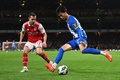 サッカーイングランド・フットボールリーグカップ3回戦、アーセナル対ブライトン・アンド・ホーヴ・アルビオンFC。アーセナルのセドリック・ソアレス（左）とボールを競るブライトン・アンド・ホーヴ・アルビオンFCの三笘薫（2022年11月10日撮影）。(c)Glyn KIRK / AFP