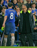 ベンチに退いたフランク・ランパード（%%Frank Lampard%%）に声をかけるチェルシーのアブラハム・グラント（%%Avram Grant%%）監督。（2008年4月30日撮影）(c)AFP/CARL DE SOUZA