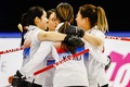 女子カーリング、北京冬季五輪・世界最終予選プレーオフ、韓国対ラトビア。勝利を喜ぶ韓国の選手（2021年12月18日撮影）。(c)Vincent Jannink / ANP / AFP