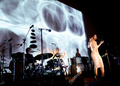 米・カリフォルニア（California）州のハリウッド・フォーエバー墓地（Hollywood Forever Cemetery）で歌手クリスタ・ベル（Chrysta Bell）がパフォーマンスを披露した（2013年5月12日撮影）。(c)AFP/Getty Images/Kevin Winter