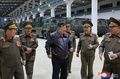 北朝鮮人民軍に納入予定の移動式ミサイル発射台が保管されている倉庫を視察する金正恩（キム・ジョンウン）朝鮮労働党総書記（中央）。朝鮮中央通信（KCNA）公開（2024年5月14日撮影、15日公開）。(c)AFP PHOTO/KCNA VIA KNS