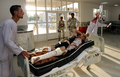 2007年8月15日、ドホーク（Dohok）州の病院で、移動ベッドで運ばれる負傷者。(c)AFP/SAFIN HAMED
