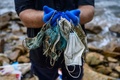 香港の浜辺で見つかった使い捨てマスク（2020年5月13日撮影、資料写真）。(c)Anthony WALLACE / AFP