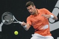 テニス、アデレード国際1、男子シングルス2回戦。リターンを打つノバク・ジョコビッチ（2023年1月5日撮影）。(c)Brenton EDWARDS / AFP