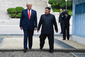 朝鮮半島の南北軍事境界線上にある板門店の韓国側に入るドナルド・トランプ米大統領（左）と金正恩（キム・ジョンウン）朝鮮労働党委員長（2019年6月30日撮影）。(c)Brendan Smialowski / AFP
