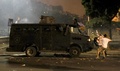ブラジル・リオデジャネイロ（Rio de Janeiro）で行われた抗議デモで、機動隊と衝突するデモ隊（2013年6月20日撮影）。(c)AFP/TASSO MARCLEO