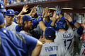 13MLBは19日、各地で試合が行われ、ロサンゼルス・ドジャース（Los Angeles Dodgers）は7-6でアリゾナ・ダイヤモンドバックス（Arizona Diamondbacks）を下し、プレーオフ進出一番乗りを果たした。

8回に逆転本塁打を放ち、ダグアウトでチームメートに祝福されるドジャースのA・J・エリス（A.J. Ellis、右、2013年9月19日撮影）。(c)AFP/Getty Images/Christian Petersen