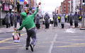 ダブリン（Dublin）で警官隊に投石するデモ隊（2011年5月17日撮影）。(c)AFP/Carl de Souza