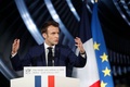 仏東部ベルフォールの原子力発電用タービン工場で、演説するエマニュエル・マクロン大統領（2022年2月10日撮影）。(c)Jean-Francois Badias / POOL / AFP
