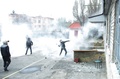 ウクライナ東部ゴルロフカ（Gorlivka）の警察署を襲撃する親ロシア派の活動家ら（2014年4月14日撮影）。(c)AFP/ALEXEY KRAVTSOV