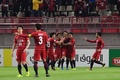 サッカーAFCチャンピオンズリーグ、グループステージ第4節、鹿島アントラーズ対シドニーFC。金崎夢生の得点を喜ぶ鹿島アントラーズの選手（2018年3月13日撮影）。(c)AFP PHOTO/Toshifumi KITAMURA