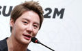 韓国・ソウルで行われた、「FC SMILE」の創立式典に臨む、アイドルグループ「JYJ」のキム・ジュンス（2015年8月10日撮影）。(c)STARNEWS