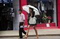 ヤンゴン市内でショッピングを楽しむミャンマーの若者（2010年9月25日撮影）。(c)AFP/Soe Than WIN