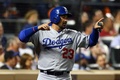 15MLBプレーオフ、ナ・リーグ地区シリーズ（5回戦制）、ニューヨーク・メッツ対ロサンゼルス・ドジャース。本塁に生還して追加点を喜ぶロサンゼルス・ドジャースのエイドリアン・ゴンザレス（2015年10月13日撮影）。(c)AFP/Getty Images/Elsa