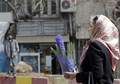 イランでは20日、イラン暦の新年「ノールーズ（Nowruz）」を迎えた。春分の日にあたるノールーズはゾロアスター教の習慣だが、イランがイスラム国家となった後も祝われている。

　写真は、イランの首都テヘラン（Tehran）北部にある市場でヒヤシンスを買う女性。ヒヤシンスはノールーズの祝いに欠かせない品物となっている（2009年3月20日撮影）。(c)AFP/BEHROUZ MEHRI