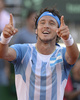 男子テニス、国別対抗戦のデビスカップ（Davis Cup 2013）は5日、ワールドグループ準々決勝が各地で行われアルゼンチンとフランスは1勝1敗で初日を終えた。

アルゼンチンのフアン・モナコ（Juan Monaco）は7-6、6-2、6-4でフランスのジル・シモン（Gilles Simon）に勝利した。

試合に勝利して歓喜するフアン・モナコ（2013年4月5日撮影）。(c)AFP/ DANIEL GARCIA