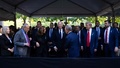 米ニューヨーク市で、2001年米同時多発攻撃の追悼行事に出席するジョー・バイデン大統領とカマラ・ハリス副大統領、ドナルド・トランプ前大統領ら（2024年9月11日撮影）。(c)Adam GRAY / AFP