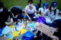 豪ブリスベンのクイーンズランド大学で、香港民主派デモへの支持を示す学生たち（2019年8月9日撮影）。(c)Patrick HAMILTON / AFP