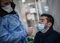 仏パリで、新型コロナウイルスの検査を受ける人（2021年12月23日撮影）。(c)STEPHANE DE SAKUTIN / AFP