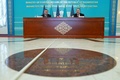 カザフスタンの首都ヌルスルタンで記者会見に臨む、同国のムフタール・ティレウベルディ外相（左）と米国のマイク・ポンペオ国務長官（2020年2月2日撮影）。(c)KEVIN LAMARQUE / POOL / AFP