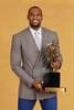 11-12NBAレギュラーシーズンの最優秀選手（MVP）に選出され、本拠地アメリカン・エアラインズ・アリーナ（American Airlines Arena）で写真撮影に臨むマイアミ・ヒート（Miami Heat）のレブロン・ジェームズ（LeBron James、2011年5月12日撮影）。(c)AFP/Getty Images/NBAE/Nathaniel S. Butler