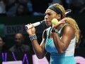 女子テニス、WTAツアー選手権（BNP Paribas WTA Championships - Singapore 2014）4日目。歓声に応えるセレーナ・ウィリアムス（Serena Williams、2014年10月23日撮影）。(c)AFP/ROSLAN RAHMAN