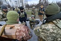 ウクライナ・キーウで、新たに供与された携行式対戦車ミサイルなどを試す領土防衛隊（2022年3月23日撮影、資料写真）。(c)GENYA SAVILOV / AFP