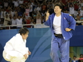柔道・女子78キロ超級決勝でトウ文（右）に敗れた塚田真希。（2008年8月15日撮影）(c)AFP/TOSHIFUMI KITAMURA