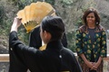京都の清水寺で学生による能を鑑賞するミシェル・オバマ米大統領夫人（右、2015年3月20日撮影）。(c)AFP/TOSHIFUMI KITAMURA